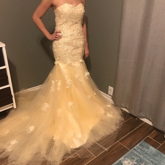 Wedding dress - Picture 1 of 2